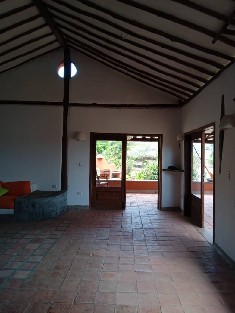 EXCELENTE CASA DE CAMPO EN PARCELAMIENTO PRIVADO